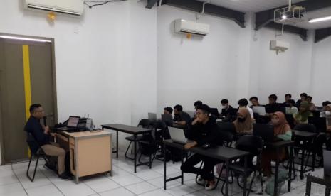 Dalam rangka mendukung program Kampus Merdeka yang diselenggarakan oleh Kementerian Pendidikan dan Kebudayaan Riset dan Teknologi (Kemdikbud Ristek) Republik Indonesia, Program Studi Sistem Informasi Universitas BSI (Bina Sarana Informatika) kampus Tegal mendapatkan hibah kegiatan Praktisi Mengajar pada semester genap 2022/2023.