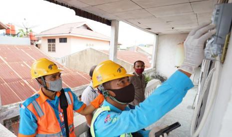 Petugas PLN mengecek meteran listrik (ilustrasi). PT PLN telah berhasil menormalkan seluruh pasokan listrik di wilayah Jakarta Selatan pada pukul 14.00 WIB. 