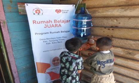 Dalam rangka menerapkan protokol kesehatan sebelum belajar, anak-anak di Rumah Belajar Juara Desa Sukamaju merakit sendiri tempat mencuci tangan yang akan digunakan sebelum memasuki rumah belajar. 