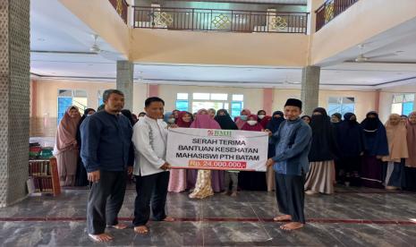 Dalam rangka mengantisipasi penyakit di masa pancaroba, BMH  Kepri mengirimkan  bantuan kesehatan untuk mahasiswi IAIAS danSTIT Batam yang sedang menuntut ilmu di Pesantren Hidayatullah Batam, Sabtu (12/3).