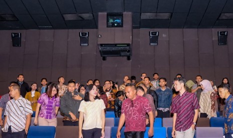 Dalam rangka mengapresiasi kinerja Polri dalam memberantas terorisme dan radikalisme, karyawan Bank BJB menggelar nonton bareng (nobar) film ‘22 Menit’ di CGV Paskal 23 Mall, Bandung, Kamis (19/7). 