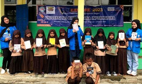 Dalam rangka meningkatkan bentuk kepedulian Kampus Digital Kreatif Universitas BSI (Bina Sarana Informatika) terhadap peningkatan wawasan pengetahuan siswa/i terhadap ilmu. Mahasiswa peserta BSI Explore menyumbangkan ratusan buku bacaan ke perpustakaan SD Babakan Peundeuy, Tasikmalaya, pada Selasa (24/1/2023) silam. 