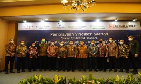 - Dalam rangka meningkatkan kinerja di akhir tahun, bank bjb syariah bersama empat bank lainnya menyalurkan Pembiayaan sindikasi senilai Rp 300 miliar kepada PT Oki Pulp&Paper Mills. Pada kesempatan ini bank bjb syariah ditunjuk menjadi mandated lead arranger dan yang menjadi anggota sindikasi pembiayaan ini yaitu Bank Nagari, Bank Sulselbar, Bank Aceh dan Bank Sumselbabel. 