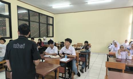 Dalam rangka meningkatkan pemahaman dan keterampilan di bidang fotografi, Universitas BSI (Bina Sarana Informatika) bekerja sama dengan P4 (Pusat Pelatihan dan Pengembangan Pendidikan) Jakarta Barat menggelar workshop BSI Digination: Opportunities in Creative Industry yang membahas konsep dasar fotografi, serta pengenalan dan optimalisasi tools fotografi, Senin (29/4/2024).