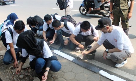 Dalam rangka menyambut Dies Natalis Universitas Sangga Buana (USB) yang ke -9,  Rektor USB Dr.H. Asep Effendi R SE,MSi (memakai topi) mengajak para mahasiswa mengecat trotoar jl PHH Mustofa, Kota Bandung , belum lama ini.