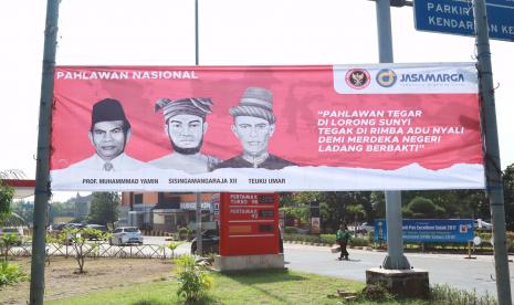  Dalam rangka menyambut Hari Pahlawan pada 10 November, Badan Nasional Penanggulangan Terorisme (BNPT), Kementerian Sosial (Kemensos) dan PT Jasa Marga (Persero) Tbk menggelar Parade Foto Pahlawan Nasional di sepanjang Jalan Tol Jasa Marga Group wilayah Jabotabek.