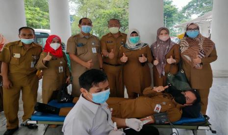 Dalam rangka menyambut Hari Ulang Tahun (HUT) Kabupaten Serang ke-495, Pemkab Serang menggelar berbagai kegiatan dan program. Salah satunya, donor darah yang bekerja sama dengan Palang Merah Indonesia (PMI) Kabupaten Serang di halaman Pendopo Bupati Serang, Selasa (5/10). 