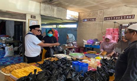 Dalam rangka menyambut momen Hari Kartini ke 72 Tahun 2022 Kamis (21/4/2022), Gubernur Kalsel Sahbirin Noor menyambangi para pedagang wadai khas Banjar yang terdiri dari kaum wanita. Ia memberikan semangat kepada pedagang wanita yang turut mencari nafkah bagi keluarganya.