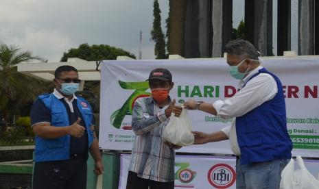 Dalam rangka menyambut peringatan Hari Dokter Nasional ke 70, LAZ Harapan Dhuafa dan IDI (Ikatan Dokter Indonesia) Kabupaten Pandeglang menggelar kegiatan Berbagi Pangan untuk pahlawan keluarga yang terdampak  covid-19 yang dilaksanakan pada Sabtu, (17/10) lalu di Alun-Alun Pandeglang, Banten.