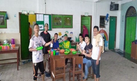 Dalam rangka menyambut ramadhan, pemuda yang berhimpun dalam Prima DMI Kabupaten Samosir bersama mahasiswa Universitas Islam Sumatra Utara sedang KKN melaksanakan kegiatan bersih-bersih masjid pada pagi hari Ahad, (5/5).