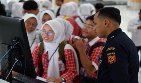 Dalam rangka menyebarluaskan informasi mengenai kepabeanan dan cukai kepada masyarakat, Bea Cukai memberikan sosialisasi kepada para pelajar sekolah menengah atas (SMA) dan/atau sederajat di wilayah Semarang, Jawa Tengah, dan Bandar Udara Internasional Jawa Barat (BIJB) Kertajati di Majalengka, Jawa Barat.