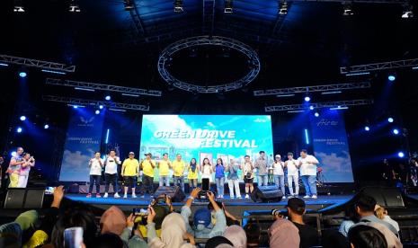 Dalam rangka merayakan perjalanan menuju 10.000 unit Air ev dalam satu tahun kehadiran mobil listrik compact ini di Indonesia, Wuling Motors (Wuling) menggelar customer gathering yang bertajuk Green Drive Festival bersama konsumen Air ev dan juga komunitas Wuling Electric Vehicle Indonesia (WEVI) kemarin (15/7). 