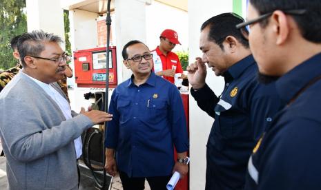  Dalam rangka pengawasan penyaluran BBM dan implementasi IT Nozzle, Komite BPH Migas, Jugi Prajogio dan Direktur BBM, Patuan Alfon serta tim mendampingi Anggota Komisi VII DPR RI, Dr H. Mulyanto, M.Eng. hadir di SPBU 34.15101 Kota Tangerang, Selasa (10/3).