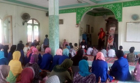 Dalam rangka pengembangan kreatifitas dan keterampilan, Relawan Rumah Zakat Sumatera Barat membuka program Rumah Nusantara yang dilaksanakan di Masjid Al - Ikhlas, Pasir Muara Ganting, Kel.Prp Tabing, Padang.