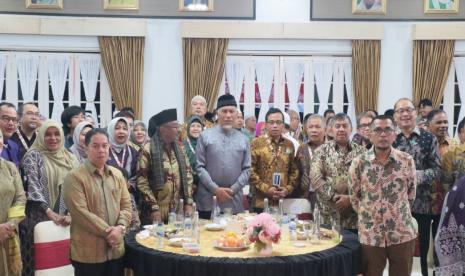 Dalam rangka penyambutan Perantau Minang Saiyo Sydney - Australia, Gubernur Sumatera Barat Buya Mahyeldi secara langsung membuka acara Welcome Dinner dengan Perantau Sydney, di Auditorium Istana Gubernur, Kamis (15/12/2022). 