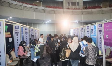 Dalam rangka penyesuaian tanggal pelaksanaan BSI DiginoFest 2024 yang akan diselenggarakan oleh Kampus Digital Kreatif Universitas BSI (Bina Sarana Informatika) melalui BSI Career Center (BCC), panitia mengumumkan perubahan signifikan dalam durasi acara. Awalnya direncanakan sebagai pameran bursa kerja dan internship serta seminar karier selama dua hari di tiga wilayah kampus Universitas BSI. 