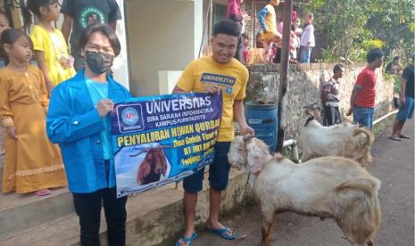 Dalam rangka peringati hari raya Idul Adha 1442 Hijriah, Universitas BSI (Bina Sarana Informatika) kampus Purwokerto bersama BEM (Badan Eksekutif Mahasiswa) salurkan hewan kurban. Penyaluran ini berlokasi di Desa Galuh Timur II RT 01 RW 07, Kecamatan Tonjong, Kabupaten Brebes, Selasa (20/7) lalu.