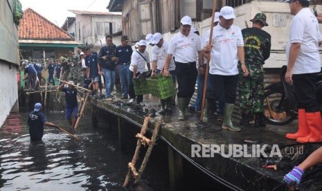 Dalam rangkaian HUT ke-20 Kementerian Badan Usaha Milik Negara (BUMN), Ahad (8/4) sebanyak tujuh BUMN melakukan aksi sosial 'keroyokan' membersihkan dua sungai di Palembang.