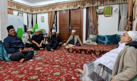 Dalam rangkaian kunjungan kerja ke Jalarta untuk menghadiri Rakornas Investasi Nasional, Gubernur Kalsel Sahbirin Noor menyempatkan berziarah ke Masjid Luar Batang Jakarta Utara sekaligus silaturahmi dengan tokoh ulama Habib Abubakar Al Attas, Rabu (24/11) dinihari.