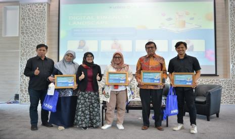 Dalam rangkaian Milad yang ke-65,Universitas Islam Bandung menyelenggarakan kegiatan seminar literasi keuangan dengan tajuk Seminar Financial Literacy In Involving; Digital Financial Lanscape pada Rabu, (18/10/2023) di Auditorium Gedung Dekanat Unisba. 