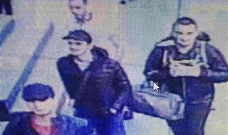 Dalam rekaman CCTV yang dirilis Kamis, 30 Juni 2016, tampak tiga orang pria yang diyakini sebagai pengebom bunuh diri Bandara Ataturk, Istanbul. 