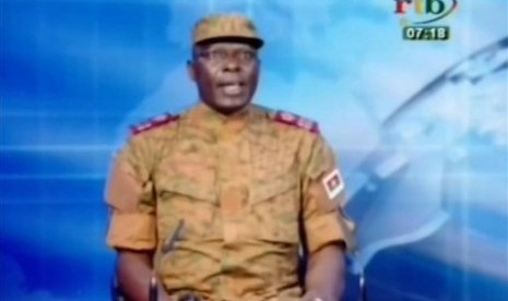 Dalam tayangan televisi RTB, pemimpin kudeta  Letkol Mamadou Bamba menyatakan pemerintah transisi Burkina Faso dibubarkan, Kamis (17/9). 