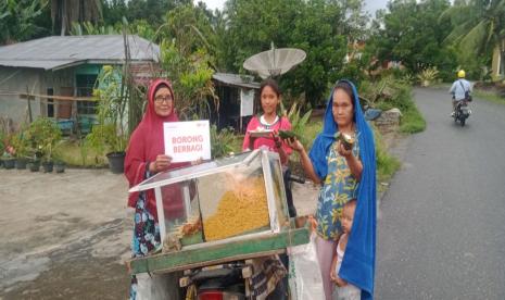 Dalam upaya membantu meringankan kesulitan para pedagang kecil, Rumah Zakatmelakukan aksi progam Borong Berbagi. Kali ini, relawan Rumah Zakat di desa berdaya Tebing Linggahara, Kecamatan Bilah Barat, Kabupaten Labuhanbatu, Sumatera Utara memborong dagangan milik Ida (53 tahun) seorang penjual Mie Pecal keliling yang bertempat tinggal di Dusun Tebing Linggahara 1, Desa Tebing Linggahara.