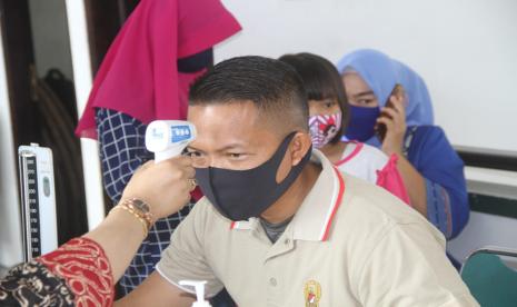 Dalam upaya mencegah penyebaran virus Covid-19 (corona) Pussenarmed Kodiklatad memberikan vaksin terhadap personelnya.