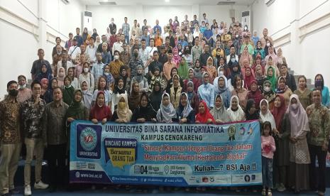 Dalam upaya meningkatkan sinergitas bersama dengan orang tua mahasiswa baru (maba), Universitas BSI (Bina Sarana Informatika) kampus Cengkareng menggelar Bincang Kampus bersama Orang Tua (BKOT) dengan mengusung tema sinergi kampus dengan orang tua dalam menyiapkan alumni bertalenta digital, acara ini dilaksanakan pada Ahad (4/9/2022). 