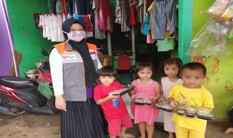 Dalam upaya mewujudkan keseimbangan gizi bagi warga, Rumah Zakat memberikan makanan tambahan kepada ibu hamil, balita dan anak sekolah di Pamoyanan khususnya yang ada dibawah pelayanan Posyandu Melati RW 12 Pamoyanan, Kota Bogor, Jawa Barat. Elan Jaelani, Relawan Rumah Zakat mengatakan program pemberian makanan tambahan (PMT) kali ini berupa pemberian paket Nasi Bento Anak yang terkenal dengan kandungan gizinya yang tinggi dan alami serta protein tinggi.