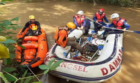 Dalam upaya pencegahan banjir dan penumpukan sampah, Rumah Zakat Action menyusuri sungai yang berada di Wilayah Tangerang Selatan. Rumah Zakat Action tergabung dalam Forum Potensi Tangsel bersama Polairud melakukan susur sungai dan Mapping area di 3 sungai yang ada di Tangerang Selatan, yaitu Cisadane, Kali Angke dan Jeletreng, Kamis (12/11).