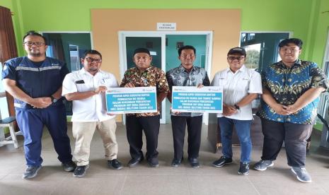 Dalam upaya penyehatan sanitasi, PT Timah Tbk memberikan bantuan berupa pembuatan toilet dan tempat sampah di Kabupaten Belitung sebanyak 21 unit. Dari jumlah tersebut, 16 unit toilet dan tempat sampah ada di Desa Badau, sedangkan lima unit lainnya berada di Desa Cerucuk.