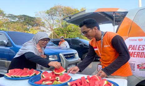 Dalam upaya solidaritas untuk membela Palestina, Ribuan massa berkumpul di depan Gedung Kedutaan Besar Amerika Serikat di Jalan Medan Merdeka Selatan Jakarta,  dalam aksi damai yang diadakan oleh Koalisi Indonesia Bela Baitul Maqdis (KIBBM) bersama para tokoh dan organisasi massa Islam. Acara ini berlangsung dengan damai dan penuh semangat.