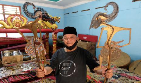 Dalang Ki Sumarlan Hadi Karsono menunjukan wayang kulit di rumahnya Desa Soropadan, Pringsurat, Temanggung, Jateng, Kamis (23/9/2021). Pekerja seni mengaku sangat senang dengan diijinkannya pentas dan pagelaran seni budaya oleh pemerintah setempat seiring menurunnya angka kasus positif COVID-19.