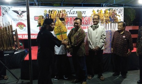 Dalang Wayang Pancasila, Prof Dr Fajar Sudjarwo (kiri) berfoto bersama sebelum pertunjukan Wayang Pancasila di Embung Langensari, Yogyakarta, Ahad (27/8) malam.