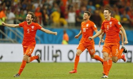 Daley Blind (kiri) dan Stefan De Vrij (kanan).