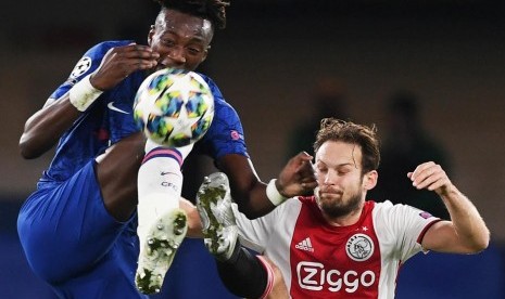 Daley Blind (kanan) saat berhadapan dengan Tammy Abraham (Chelsea) pada Laga Liga Champions Eropa.