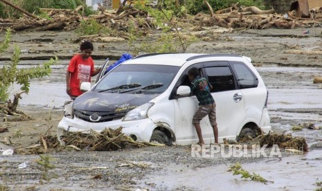 Dampak Banjir Bandang Sentani. Kendaraan terendam lumpur saat banjir bandang di Sentani, Kabupaten Jayapura, Papua, Ahad (17/3/2019).