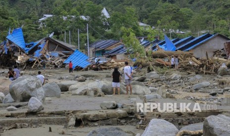 Dampak Banjir Bandang Sentani. Sejumlah warga melihat rumah yang rusak akibat banjir bandang di Sentani, Kabupaten Jayapura, Papua, Ahad (17/3/2019).