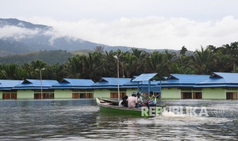 Dampak Banjir Bandang Sentani. Warga mengungsi dari permukimannya yang dilanda banjir bandang di sekitar Danau Sentani, Sentani, Jayapura, Papua, Selasa (19/3/2019).