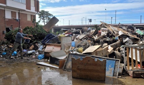 Dampak bencana banjir di Livorno, Italia.