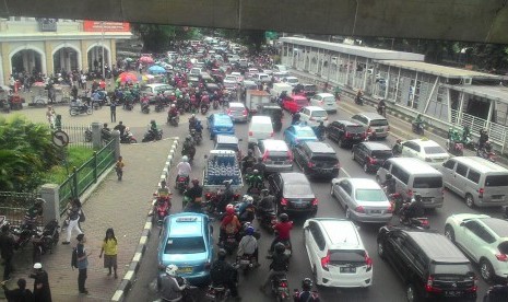 Dampak dari pengalihan lalu lintas di sekitar Istana Negara menyebabkan kemacetan di jalanan sekitar Istiqlal, di bawah JPO Juanda, Jumat (31/3) (