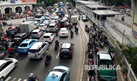 Dampak dari pengalihan lalu lintas di sekitaran Istana Negara menyebabkan kemacetan di jalanan sekitar Istiqlal, di bawah JPO Juanda, Jumat (31/3).