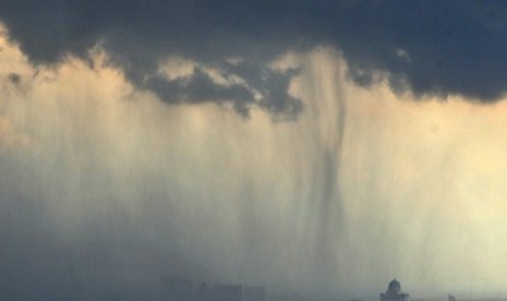 DAMPAK PEMANASAN GLOBAL. Awan mendung menaungi kota Jakarta, Rabu (16/3). Badan Meteorologi, Klimatologi, dan Geofisika (BMKG) menyatakan hampir 43 persen cuaca sekarang dipengaruhi pemanasan global dan selebihnya faktor alam seperti La Nina dan El Nino.