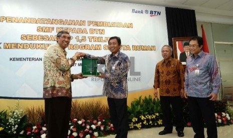 Dana Pinjaman Program Sejuta Rumah: Menteri Pekerjaan Umum (PU) dan Perumahan Rakyat RI Basuki Hadi Muljono (dua kanan), Wakil Menteri Keuangan Mardiasmo (kiri), Dirut SMF Raharjo Adisusanto (kanan), dan Direktur BTN Sis Apik Wijayanto (kedua kiri) usai pe