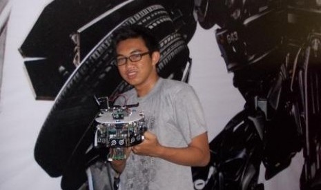 Danan Jaya mahasiswa semester 7 STMIK  Bandung yang tergabung dalam Bandung Robotics School (BRS)