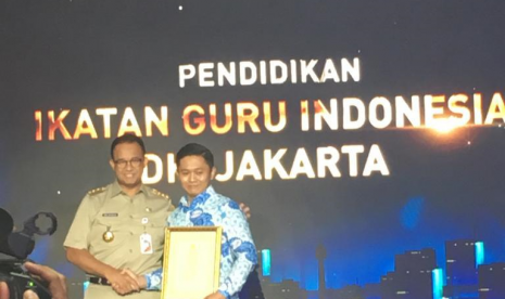 Danang Hidayatullah, salah satu anggota IGI Jakarta mendapat penghargaan Padmamitra Awards+ 2019 kategori Pendidikan yang diserahkan Gubernur DKI Jakarta, Anies Baswedan 