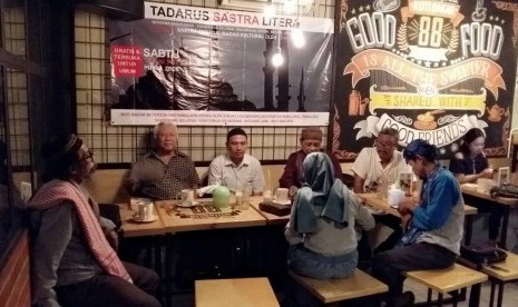 Danarto dan sejumlah sastrawan tampil dalam acara Tadarus Puisi Litera di Tangsel, Sabtu (17/6). 