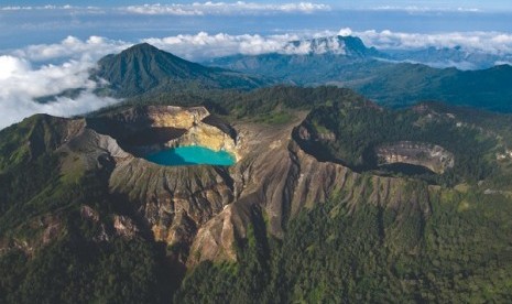 Pemandangan indah Gunung Kelimutu