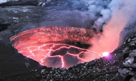 Danau larva di puncak gunung Kilauea, Hawaii.